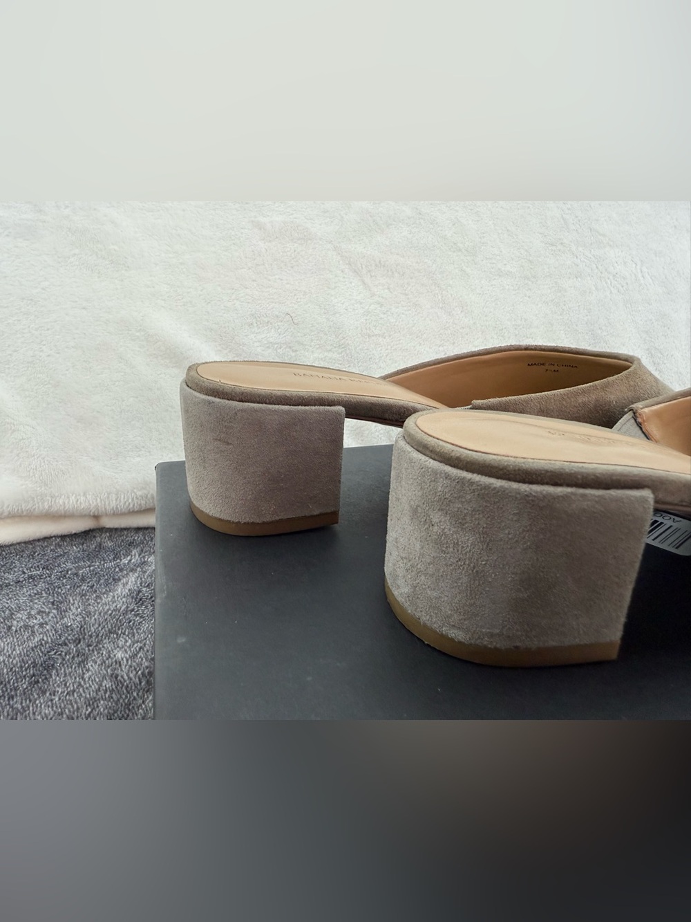Women’s Banana Republic Tan Suede Mules Size 7.5 Mid Block Heel - Picture 5 of 10